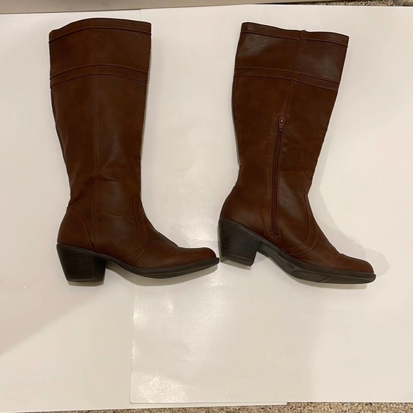 Target Shoes - Women brown over the knee gorgeous boots with side zipper.